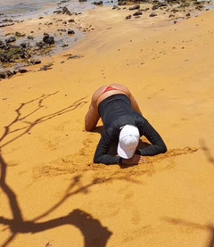 Ladysilvas: Ladysilva pamer pantat bahenolnya di balik celana dalam di pantai