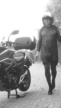 Ogni auto che passava vedeva il suo pene vibrare sotto il vestito trasparente.