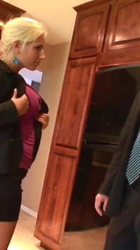 İri göğüslü genç kız Sammie mastürbasyon yapıyor ve yarak emiyor ve sikişiyor