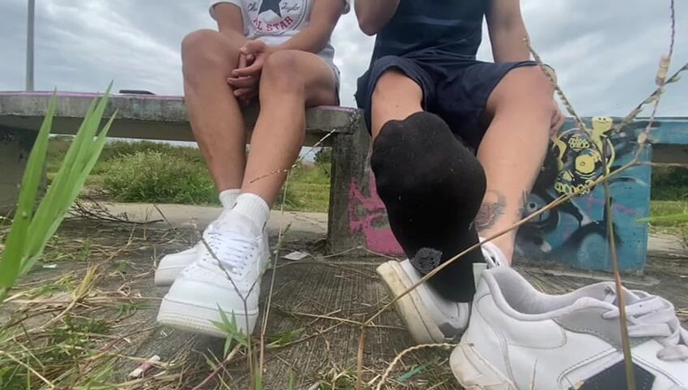 Mr Feet Colombia: Přátelé v Kolumbii chodí ven kouřit, zatímco si sundávají boty,...