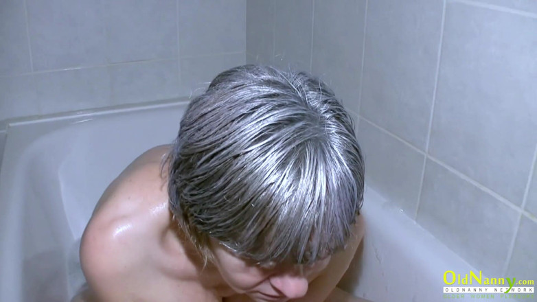 Aged Love: Oldnanny-Dana, cattiva nonna capelli grigi succhia il cazzo in bagno