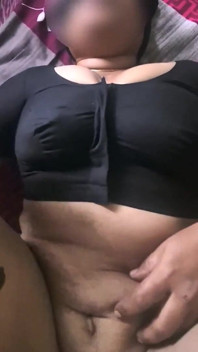 흑인 블라우스를 입은 큰 엉덩이 이웃 아줌마