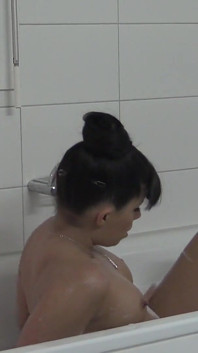 Amanda Jane sexy hra ve vaně