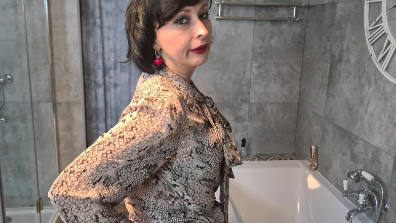 Wanilianna: Banyoda kırmızı lateks etek - 4k'da bölüm 1