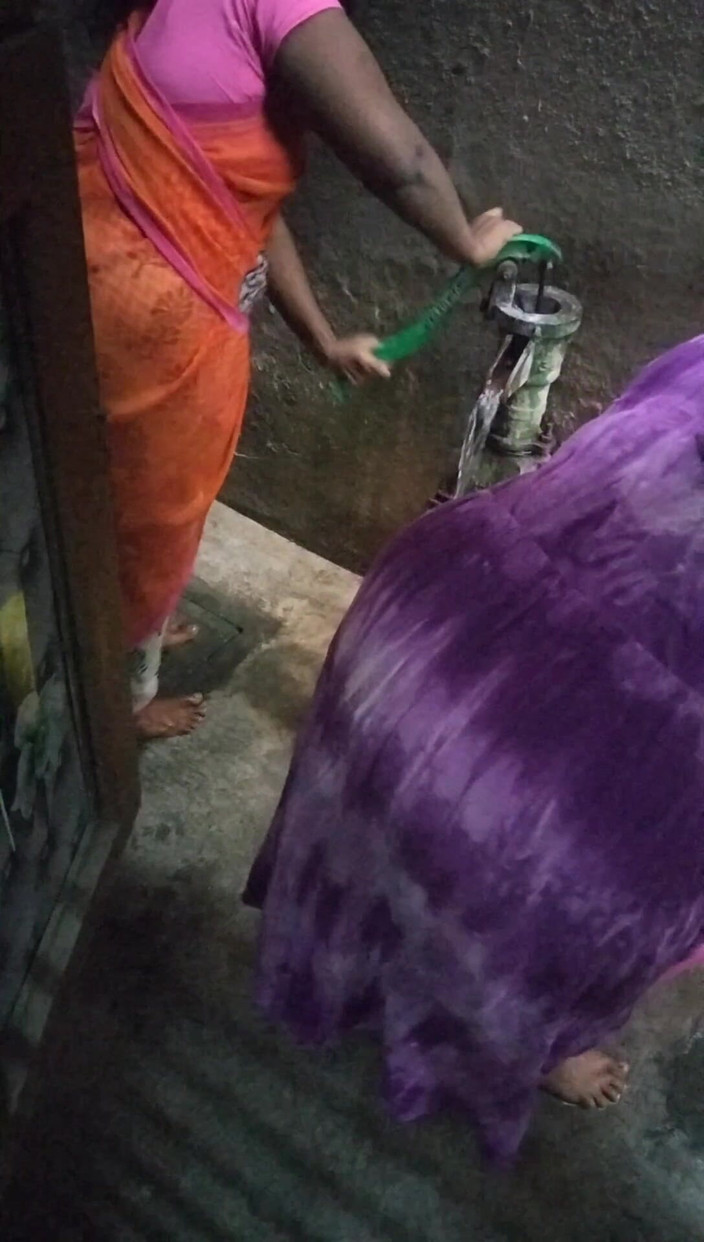 Benita sweety: Makcik tolak pam air