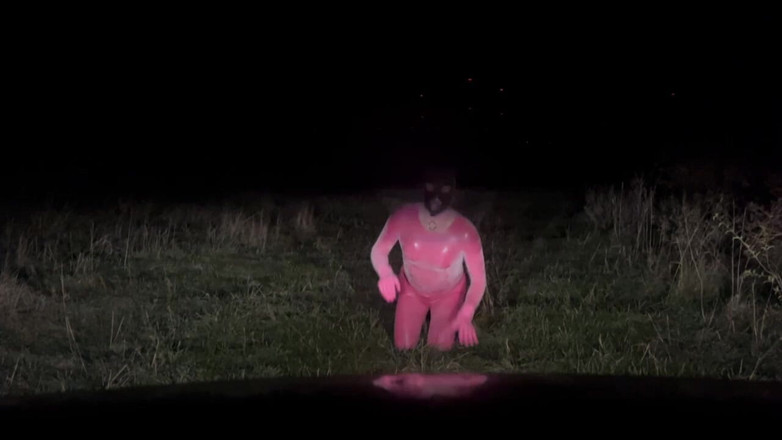 PervyLara: Roze latex petplay buiten mietje