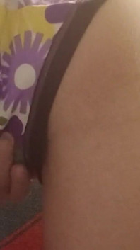 Je me masturbe et éjacule dans ma culotte