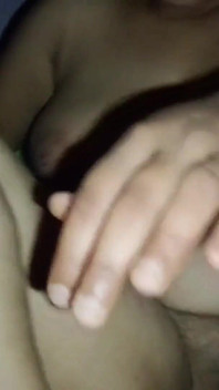 La sete di figa e l'eiaculazione di sperma di Desi Bhabhi