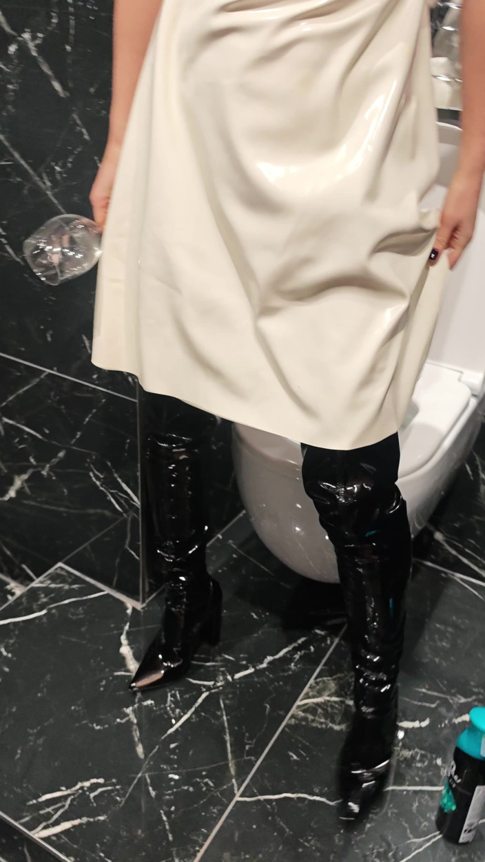 Adelina Noir: Peeing in the Toilett