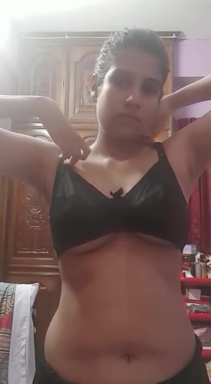 MehwishAly: Dr Sadia takipçilerim için çıplak bir video çekiyor