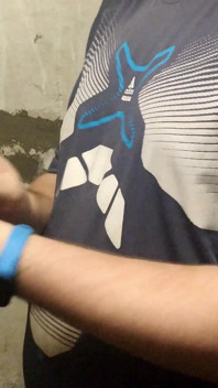 Preso No Porão E Se Masturbando Para Se Aquecer