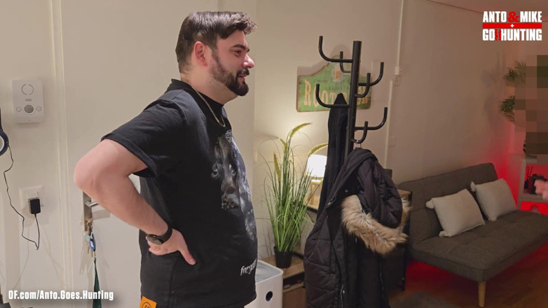 AntoGoesHunting: Conserje Casado Heterosexual Se Chupa En El Sofá Y Gime...