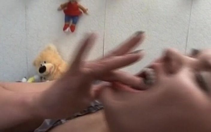 German's Lesbian: Signora tedesca scopa la sua cameriera con lo strapon