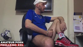 20 - बुरा आदमी अपने राक्षसी लंड के साथ खेलता है