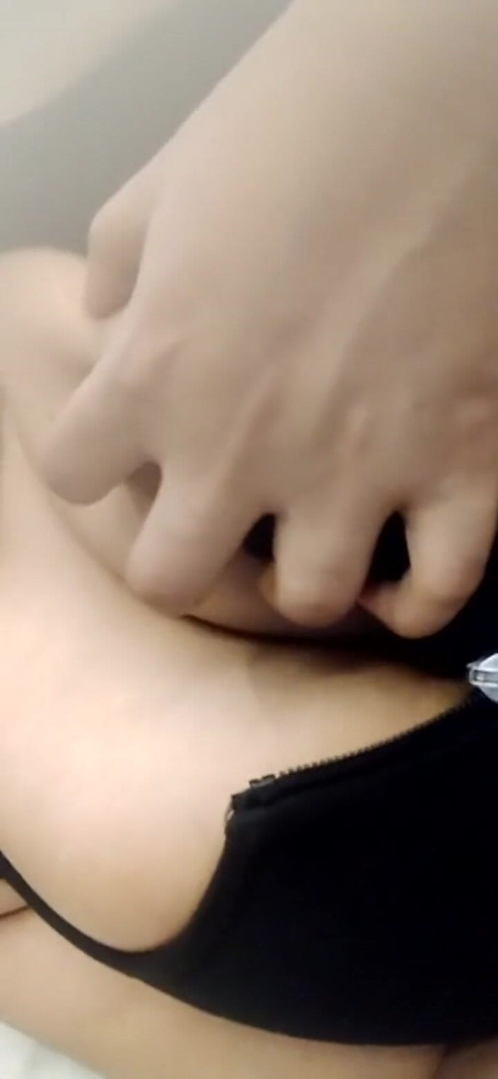 Aria Mia: Jovem seduzindo outra passageira mostrando seus peitões em um ônibus