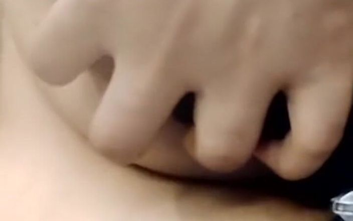 Aria Mia: 버스에서 거유를 보여 다른 승객을 유혹하는 어린 소녀