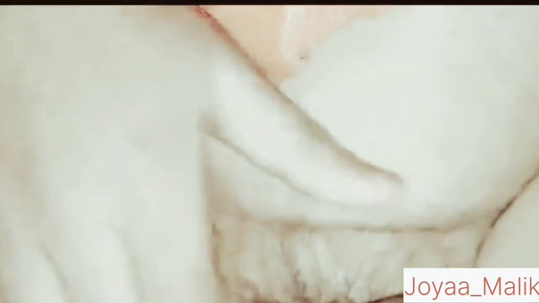 Joya Malik: 男がDesi XXXのビデオでソファでセクシーな彼女とセックスする