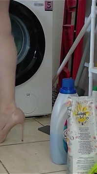 Roupa suja em Highheels lavando roupa em shorts jeans e stilettos pontudos