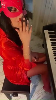 Fata de la birou folosește un masaj pentru a se masturba până la un orgasm sălbatic - secretară sexy în ciorapi freacă pizda