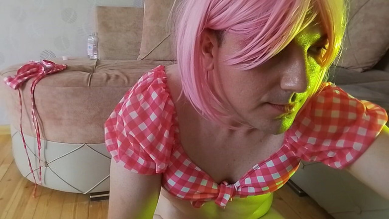 Kitty_Cross: Femboy svůdně pózuje pro olejovou masáž