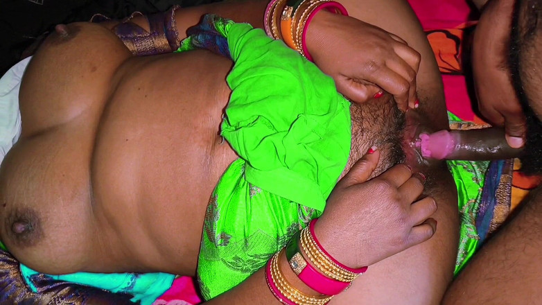 Sumang studio: Stiefbroer wreef over zijn penis in Suman Bhabhi's poesje en...