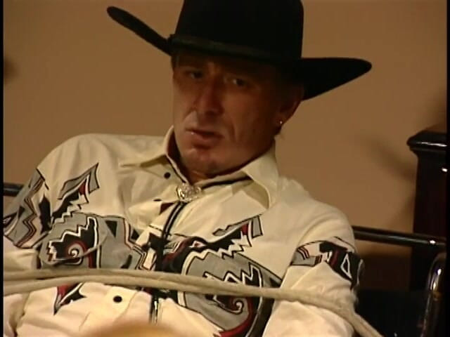 Cumming Soon: Une blonde sexy en lingerie chevauche un étalon de cow-boy