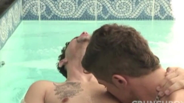 Only Bareback Porn Studio Amator: Sexo na piscina