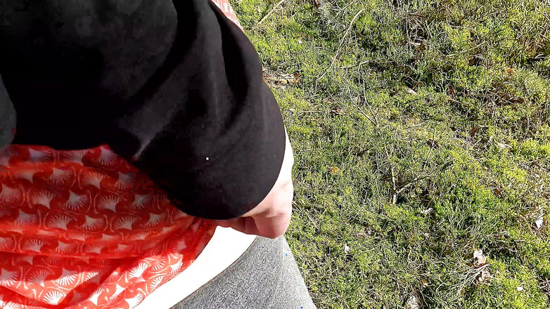 Bouncy Tits Action: Una tetta può sopportare 1000 pompi nei boschi?