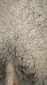 Pakistanlı olgun ev hanımı sıkı göt deliğine ve geniş amına iki salatalık alıyor