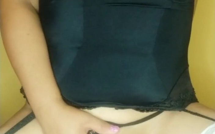 Carla Villalobos: Sacanagem e tesão jovem menina se masturbando e fazendo xixi...