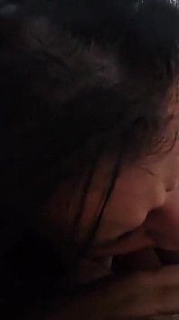 Carol Hotwife gimiendo en la cama con su amante mientras el cuckold domesticado graba todo