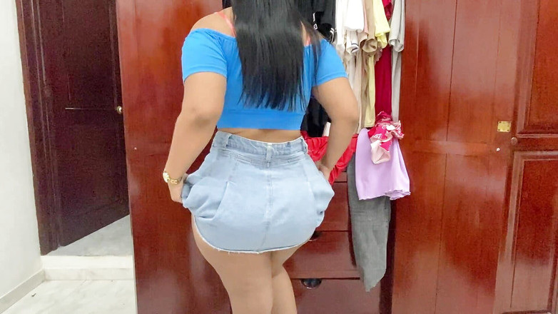 Katrina4deluxe: セクシーで官能的なメイドは、服を着るときに彼女の曲線を披露します