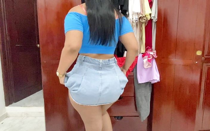 Katrina4deluxe: Seksi ve şehvetli hizmetçi giyinirken kıvrımlarını gösteriyor