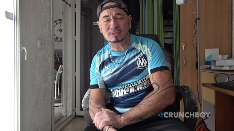 Bitch Girl Video: Dia disedut oleh dua gadis