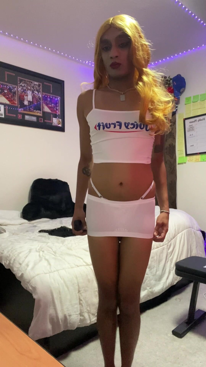 FemBoyAmi: Mahasiswi nakal india lagi asik muasin memeknya sendiri pakai baju...