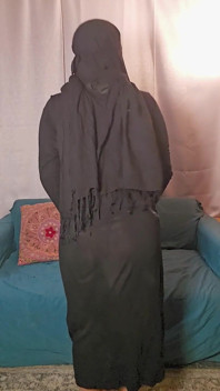 Mia Niqab se třese a ohýbá