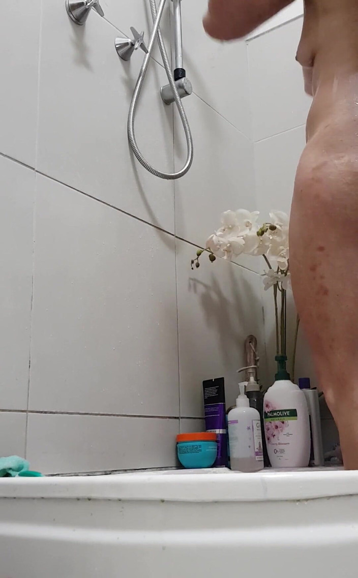 Michellexm: 在淋浴时洗掉我的假棕褐色，并在用我的头发洗掉并化妆后，完成了我的晒黑的结果。