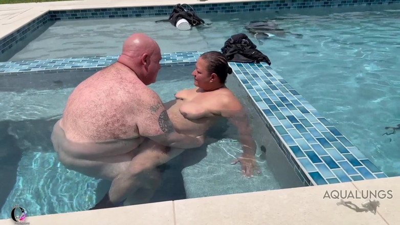 Lady O: Futai în piscină
