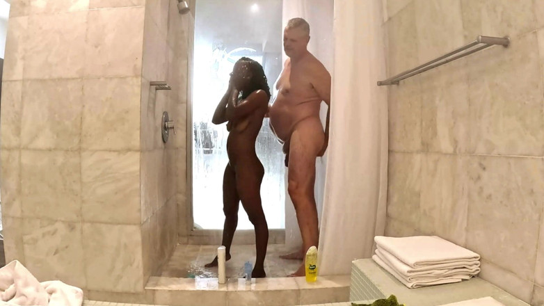 Black Swan: Sexy piccola miLF ebano che fa la doccia con sugar...