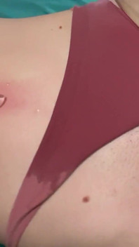 肚子按钮冰块肚脐挑逗乳房挤压和阴户张开挑逗