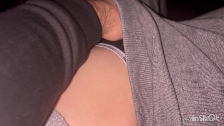 LeBonbonRose: Il mio fratellastro mi masturba in macchina!