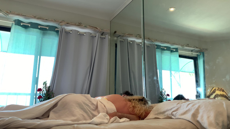 Erin Electra: 継母と継息子はベッドを共有しなければなりません