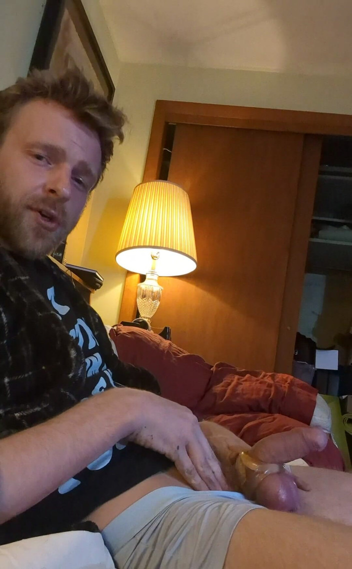 Samuel: Inizio solo con un buon cazzo non circonciso semi eretto....