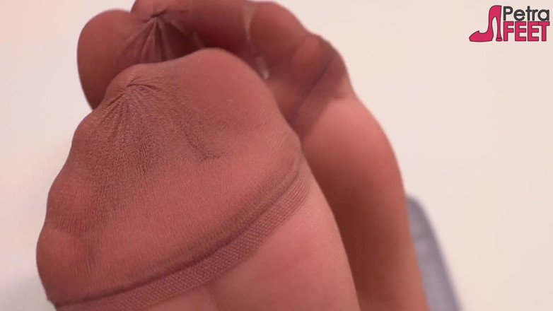 Best Nylon Feet Videos: Leather Petra menunjukkan kakinya dalam nilon