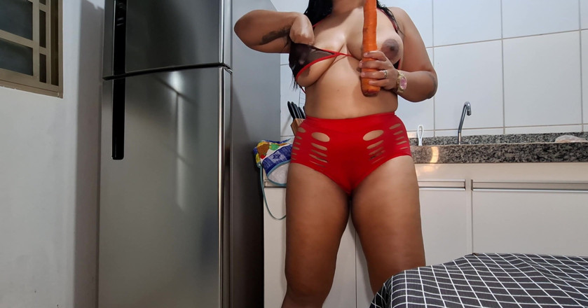 Nicoly Mattos: Kisah pelacur di dapur: Saya menghisap faraj kawan saya yang...