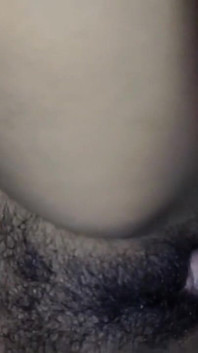 Une bhabhi desi bengali aux seins gorgés de lait se fait presser et baiser