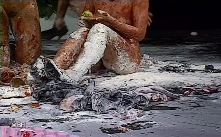 Slave Seks: vergine amatoriale si divertono con le uova marcio e la...