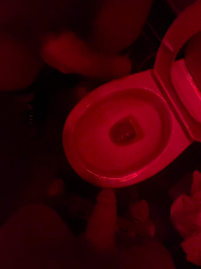 AmateurBoysPissing: Genç amatör, arkadaşının kulübün tuvaletinde tuvalete işesini izler, ona yardım...