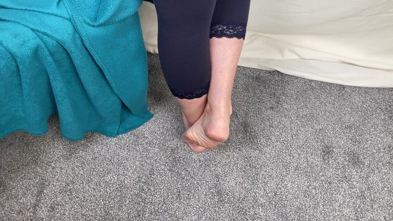 Mr MF: I piedi della signora matura gioca con dei toy kinky