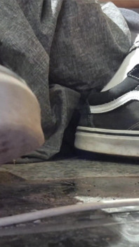 Mi camioneta jugando con los zapatos